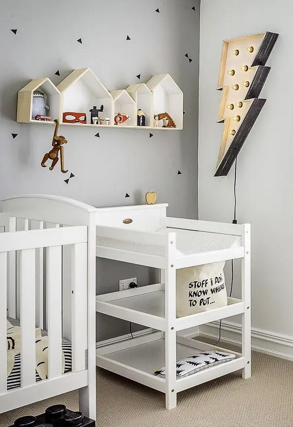 Parede de quarto de bebê decora com nicho casinha