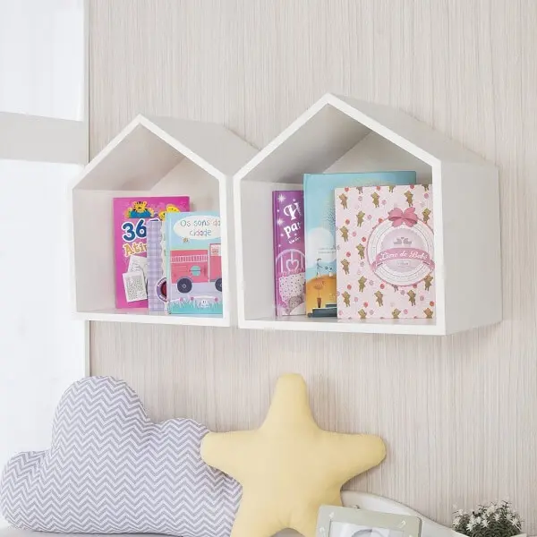 Que tal decorar as paredes do quarto de bebê com o nicho casinha? 