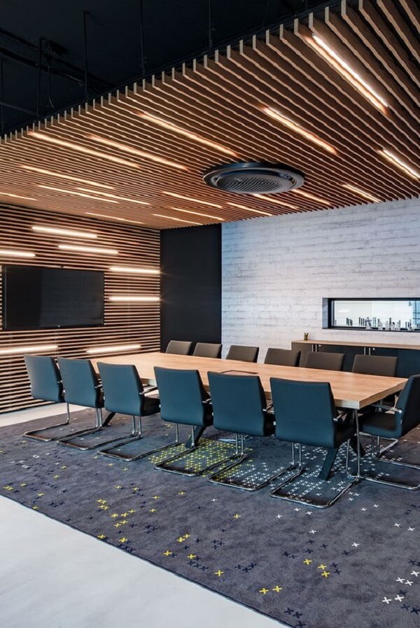 Sala de reunião decorada com painel ripado com led. Fonte: Inofec