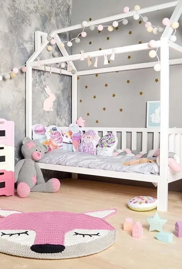 Tapete de crochê para quarto infantil feminino nos tons de cinza e rosa