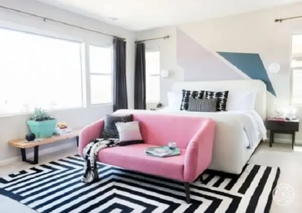 Tapete preto e branco geométrico com sofá rosa
