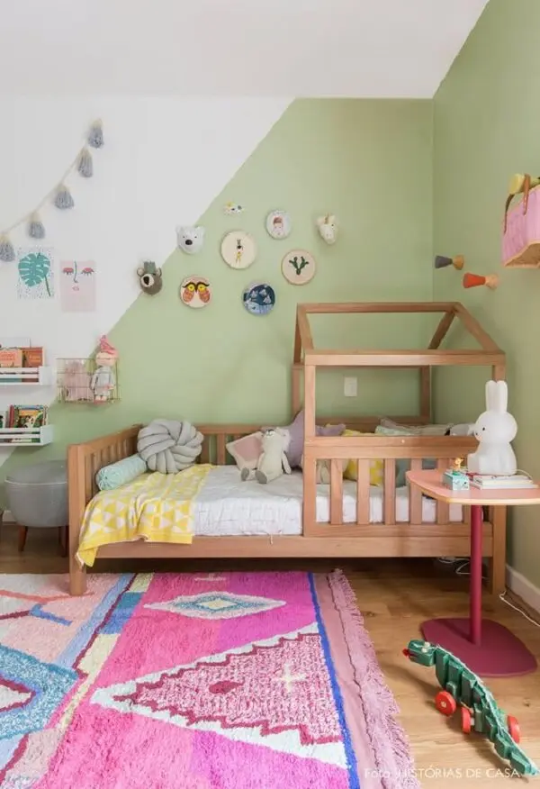 Tapete rosa para quarto infantil com nuances em azul e branco