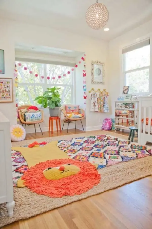 Tapete sobre tapete para quarto infantil é uma ótima alternativa no projeto
