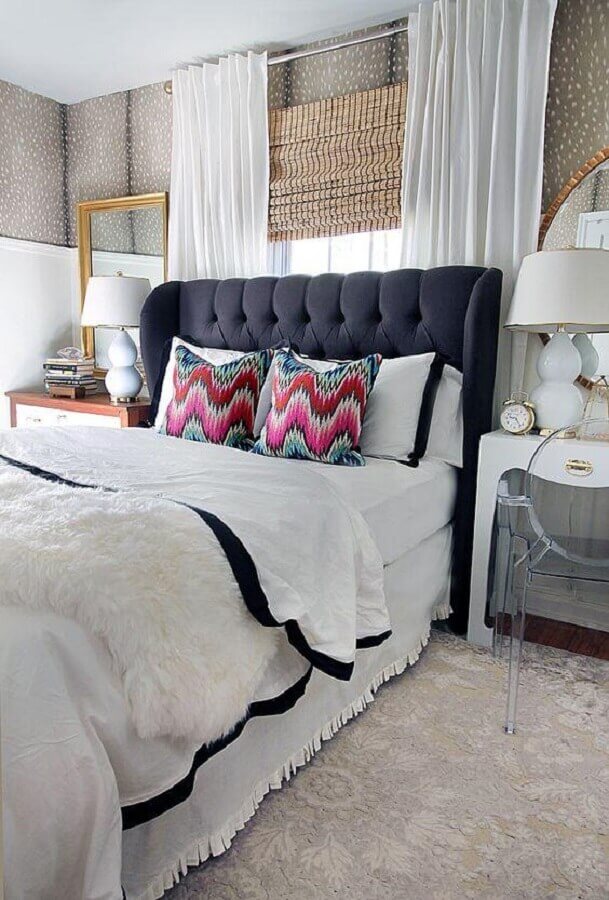 abajur de cabeceira branco para quarto decorado com almofadas coloridas Foto Archzine