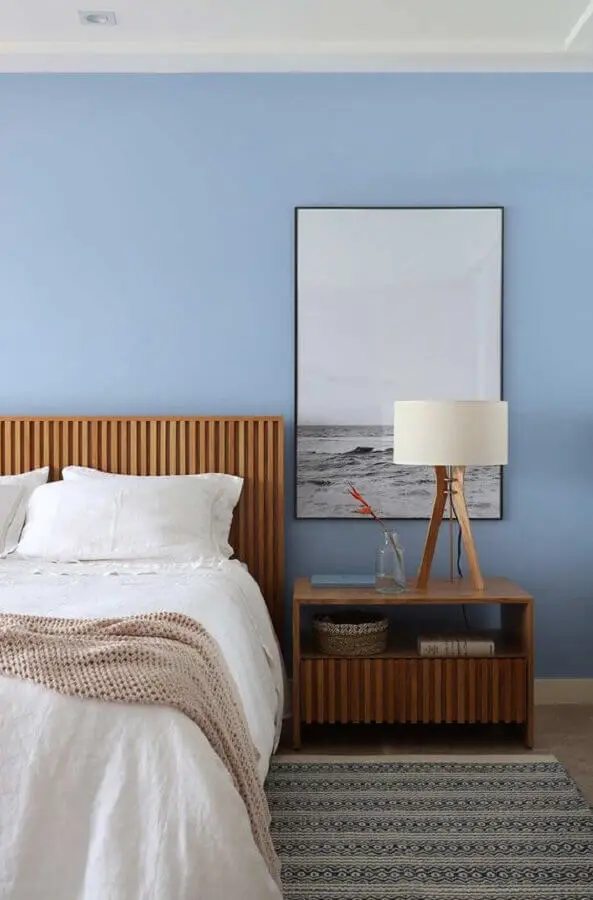 abajur de cabeceira moderno para quarto com móveis de madeira e parede azul Foto Casa de Valentina