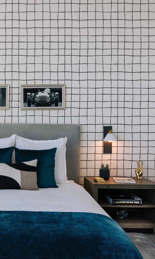 abajur de parede cabeceira para quarto decorado com papel de parede branco quadriculado Foto Pinterest