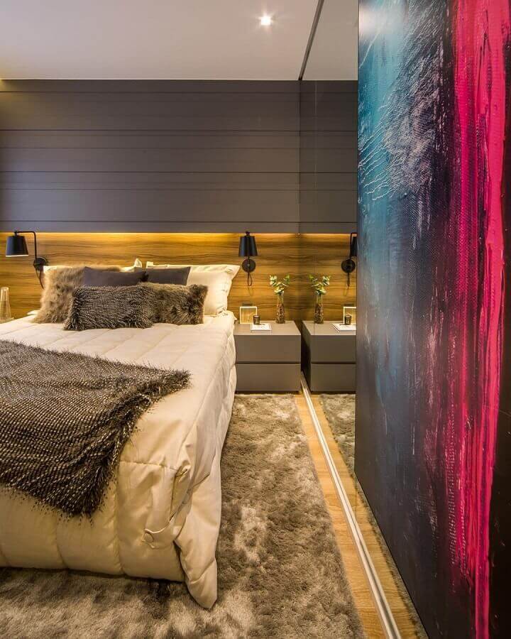 abajur de parede para quarto moderno decorado com tapete felpudo bege mesclado Foto Claudia Albertini Arquitetura
