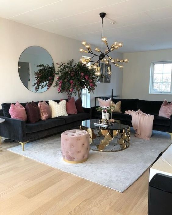 Almofada rosa com sofá preto