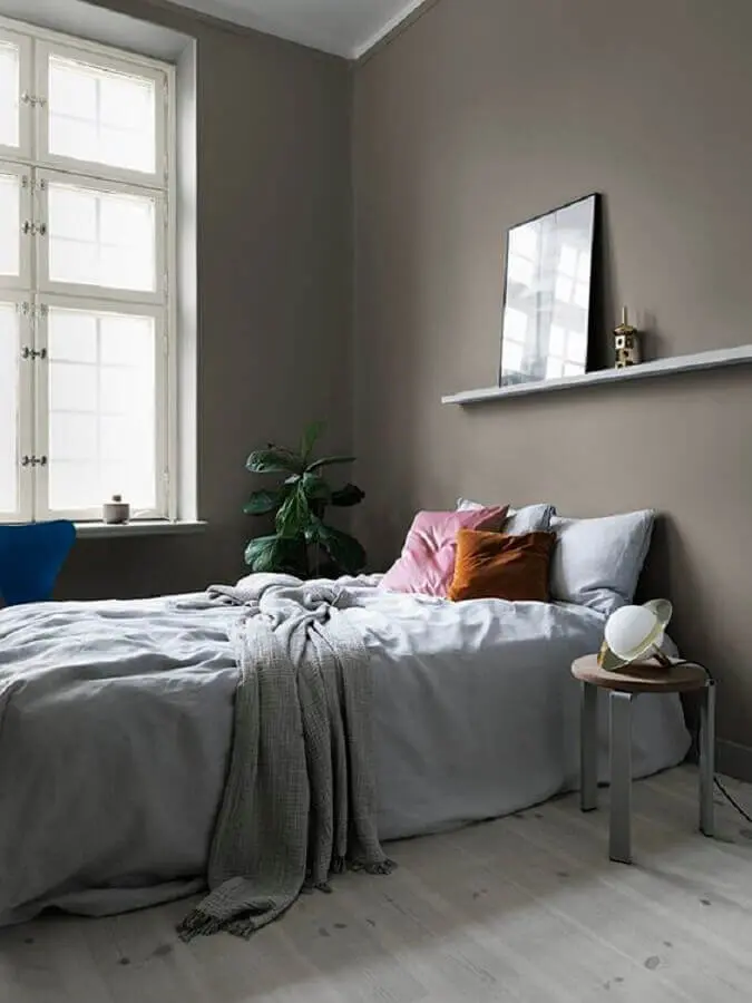 almofadas coloridas para decoração de quarto de solteiro minimalista Foto Residence Magazine