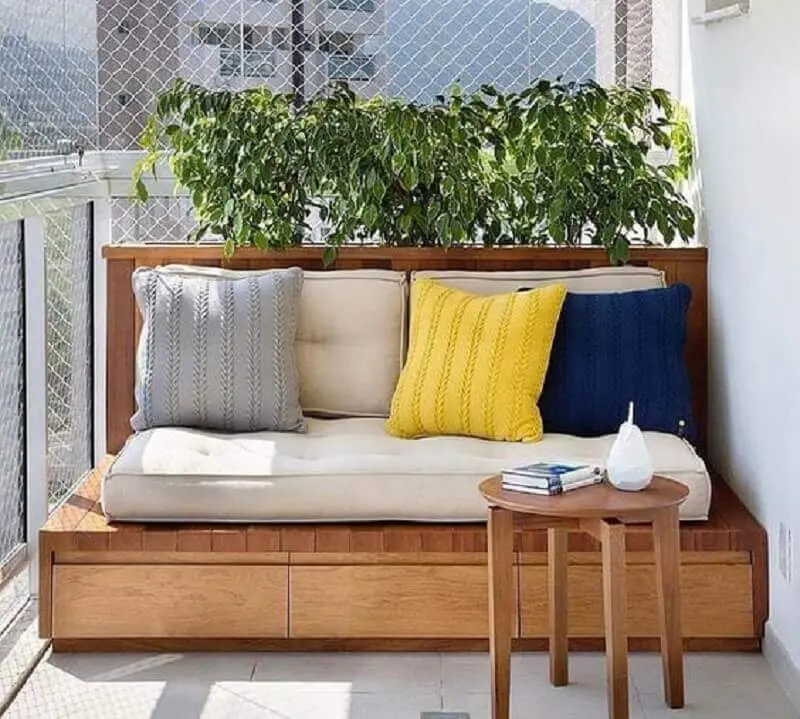 almofadas coloridas para varanda decorada com sofá pequeno de madeira Foto Dicas de Mulher