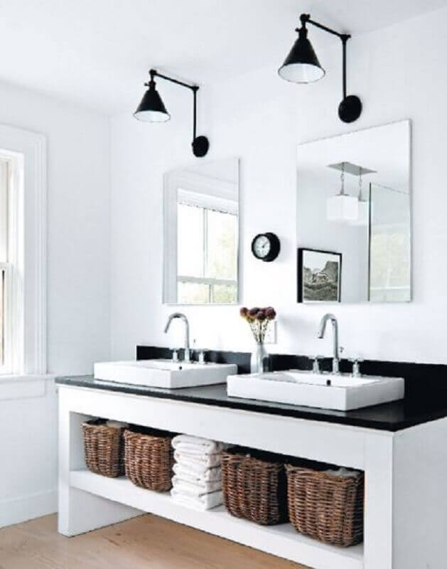arandela articulada para banheiro branco decorado com espelhos sem moldura Foto Jeito de Casa