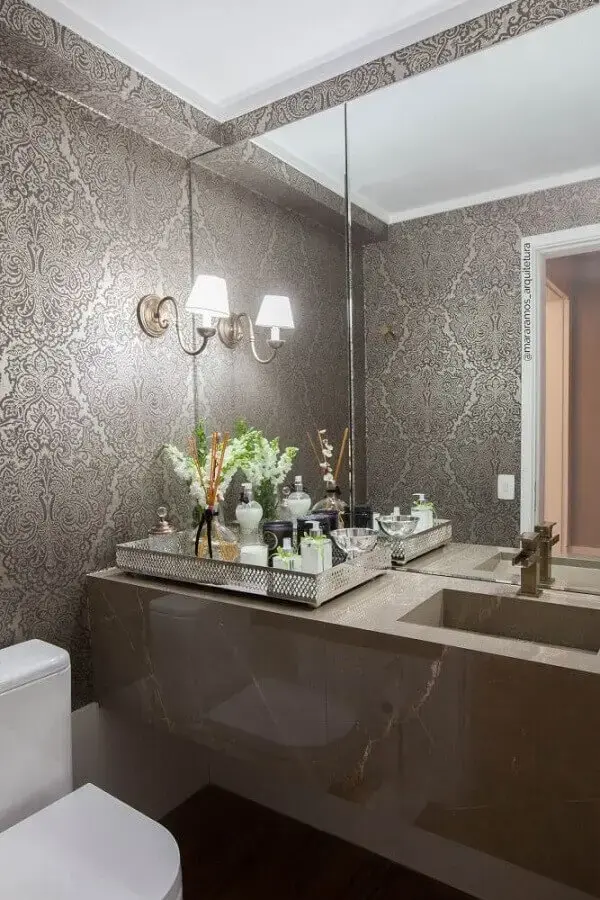 arandela de parede para banheiro clássico decorado com bandeja de prata Foto MaraRamos Arquitetura e Design