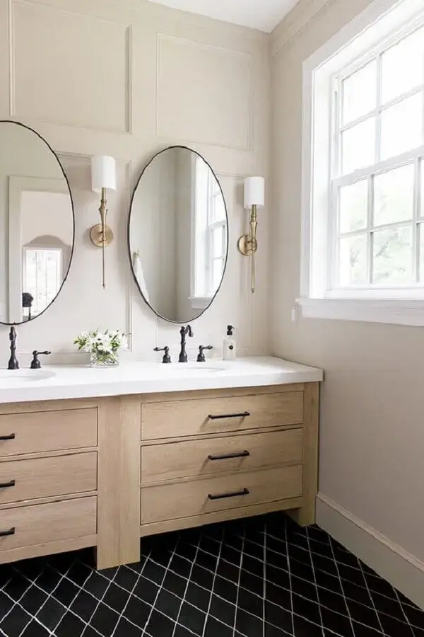arandela de parede para banheiro clássico decorado com gabinete de madeira e espelho redondo Foto One Kindesign