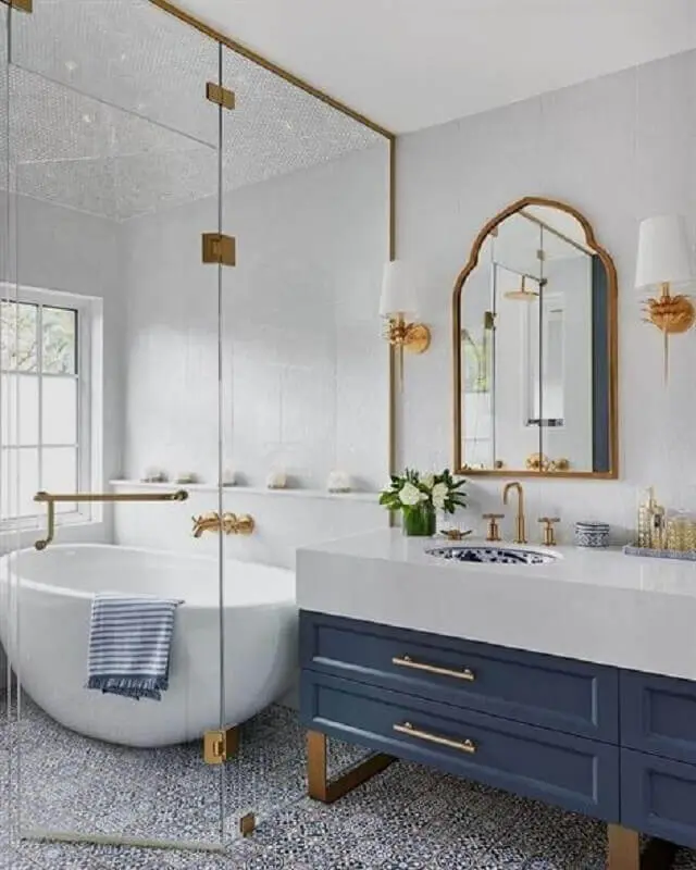 arandela para banheiro clássico e sofisticado decorado com gabinete azul com detalhes em dourado Foto domino magazine