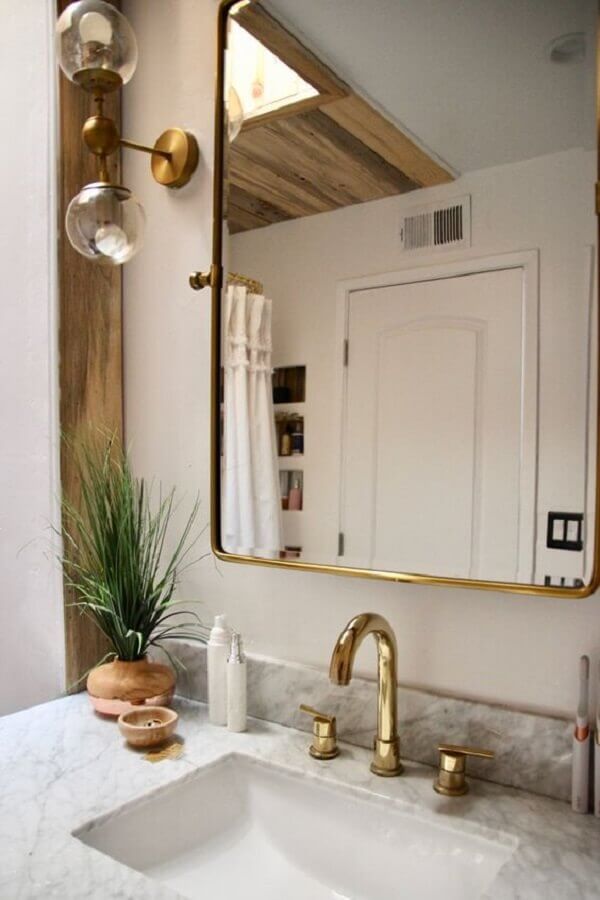 arandela para banheiro decorado com detalhes em dourado Foto Cedar & Moss