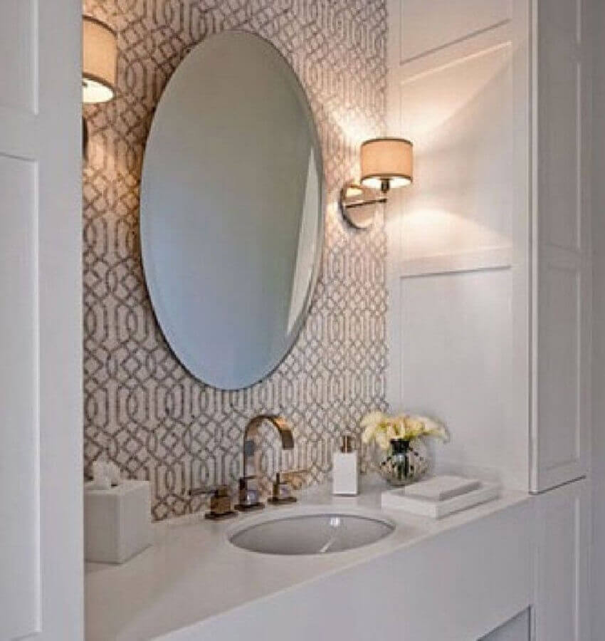 arandela para banheiro decorado com espelho redondo e papel de parede Foto DecorPad