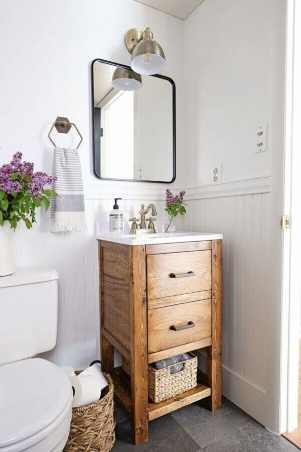 arandela para espelho de banheiro branco pequeno com gabinete de madeira Foto DIY & Home Decor