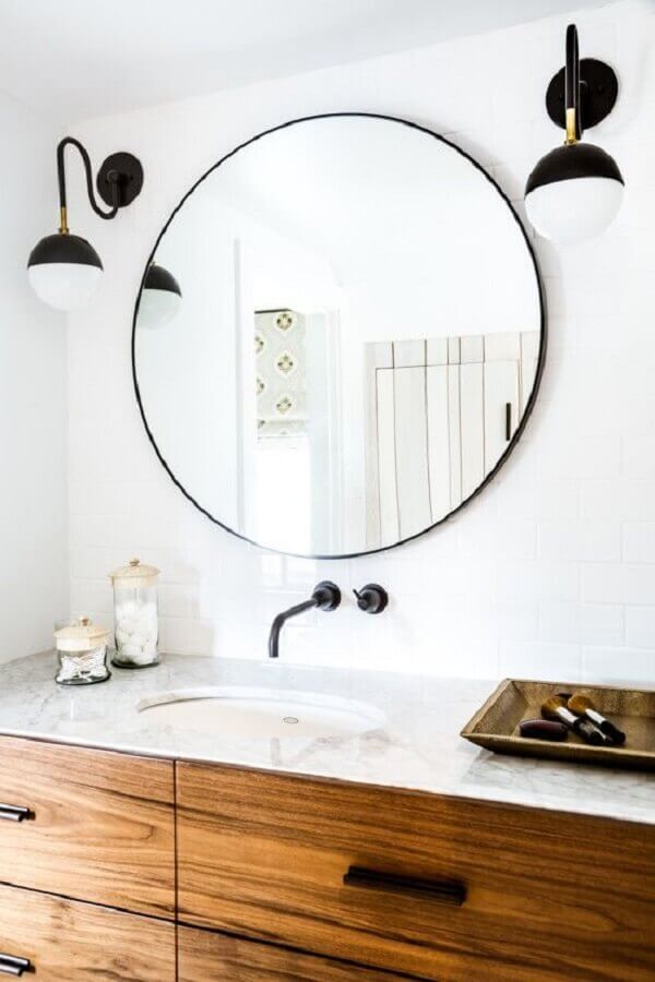 arandela para espelho de banheiro decorado com gabinete de madeira Foto Jeito de Casa