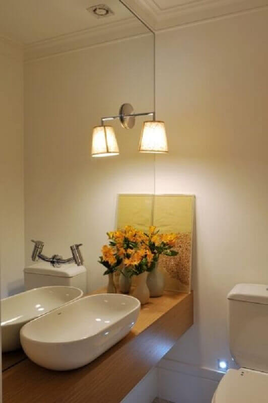 arandela para espelho de banheiro planejado com bancada de madeira Foto Pinterest