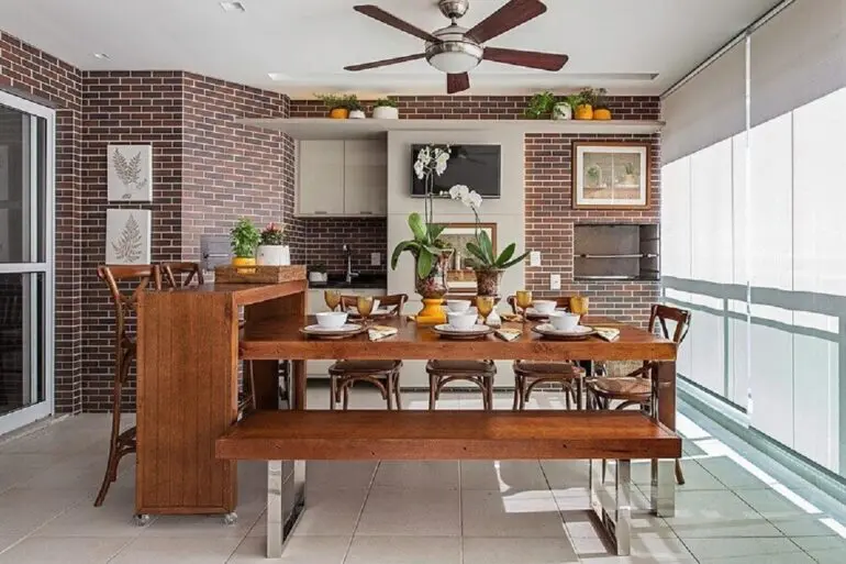bancada e mesa de madeira para decoração de apartamento com varanda gourmet com churrasqueira Foto Jeito de Casa