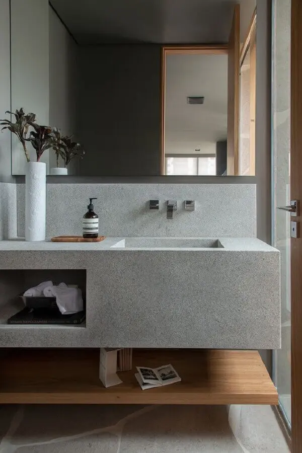 bancada planejada cinza e prateleira de madeira para decoração de banheiro minimalista  Foto Casa de Valentina