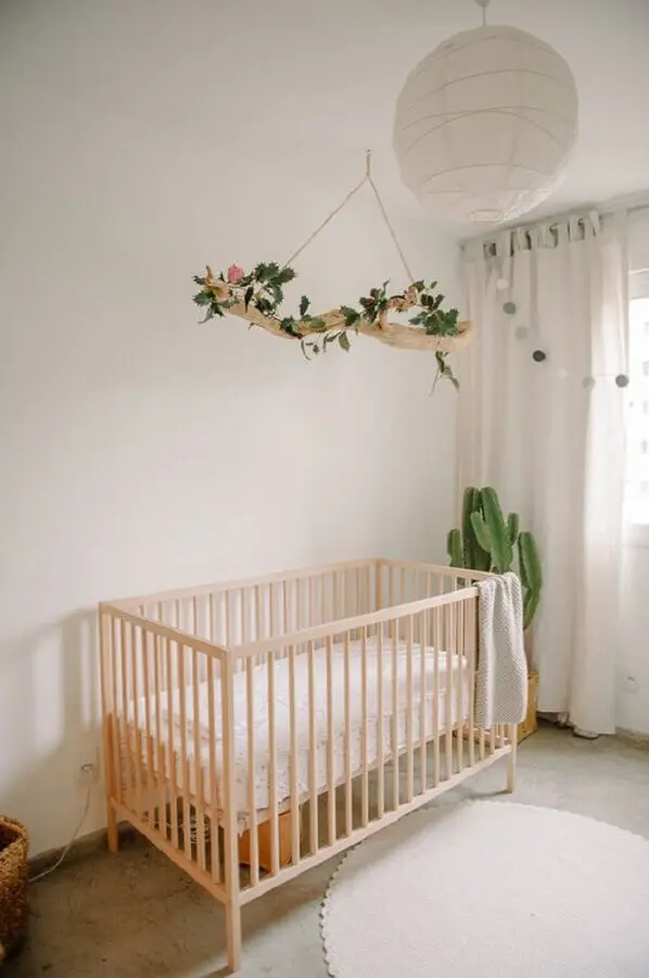 berço de madeira e cacto grande para decoração de quarto de bebê minimalista Foto We Heart It