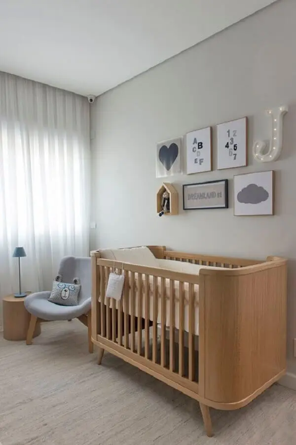berço de madeira e poltrona cinza para quarto de bebê minimalista Foto Marrie Ometto