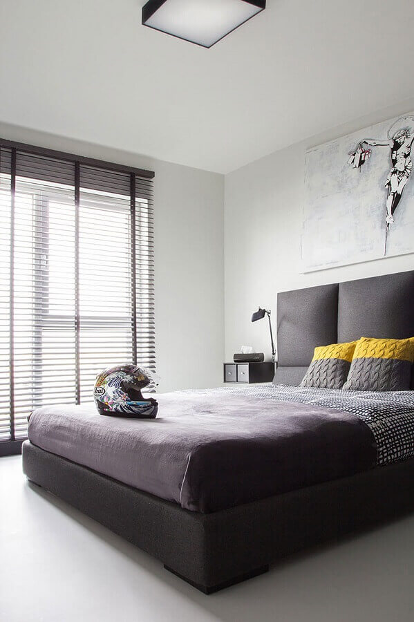 cabeceira estofada para quarto minimalista masculino cinza e branco Foto Decoist