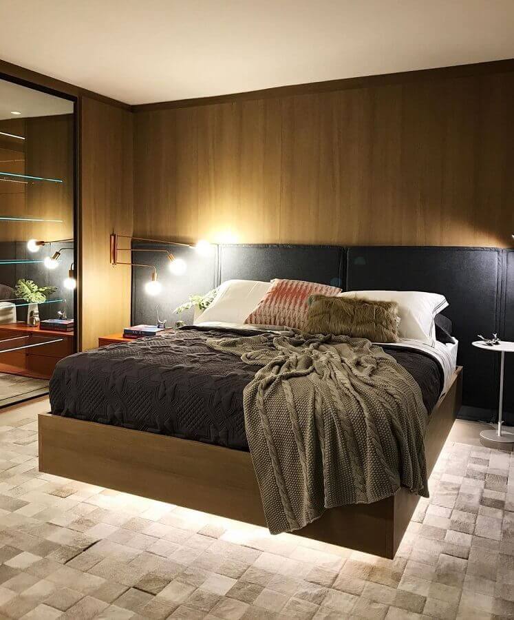 cabeceira preta para quarto de casal moderno decorado com tapete bege de couro Foto Arquitetando Ideias