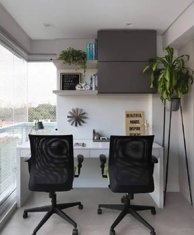 cadeira confortável para home office em varanda de apartamento Foto Jeito de Casa