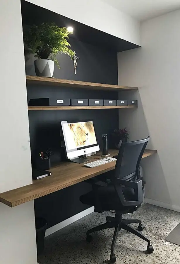 cadeira confortável para home office preto decorado com bancada e prateleiras de madeira  Foto Futurist Architecture
