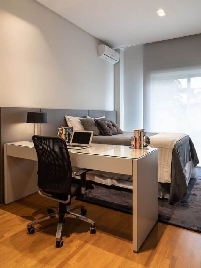 cadeira para home office quarto decorado em tons de cinza  Foto Rocha Andrade Arquitetura