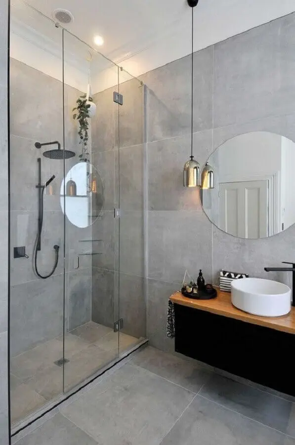 cimento queimado para decoração banheiro minimalista com luminária cromada  Foto Arquitetas Express