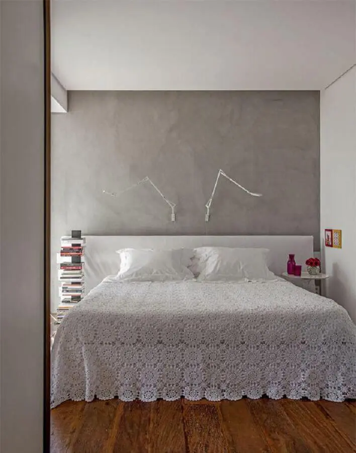 colcha de crochê para decoração de quarto de casal minimalista com parede de cimento queimado Foto Pinterest