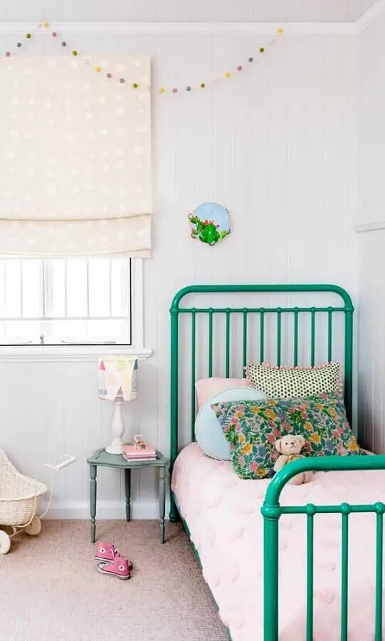 decoração simples com abajur para mesa de cabeceira em quarto de solteiro com cama de ferro verde Foto Pinterest
