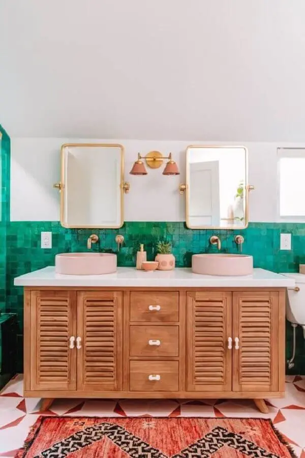 decoração charmosa com luminária de parede para banheiro com revestimento verde e gabinete de madeira Foto My Domaine
