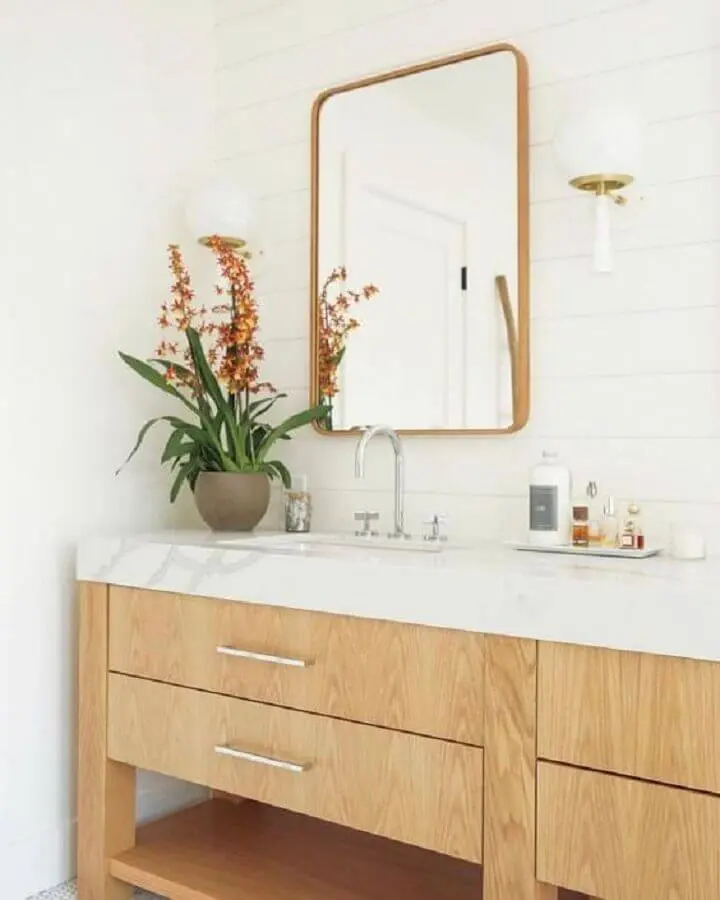 decoração clean com arandela para banheiro branco com detalhes em madeira Foto Cedar & Moss