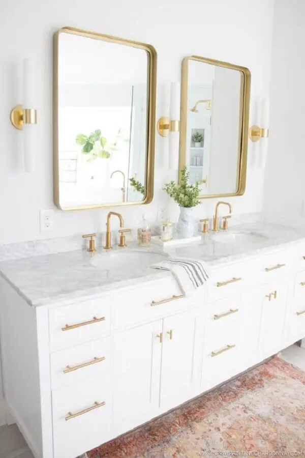 decoração clean com arandela para banheiro todo branco com detalhes dourados Foto Pinterest