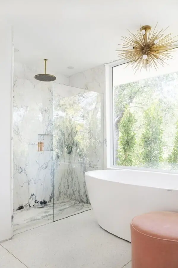 decoração clean com luminária para banheiro branco com banheira Foto Style Me Pretty