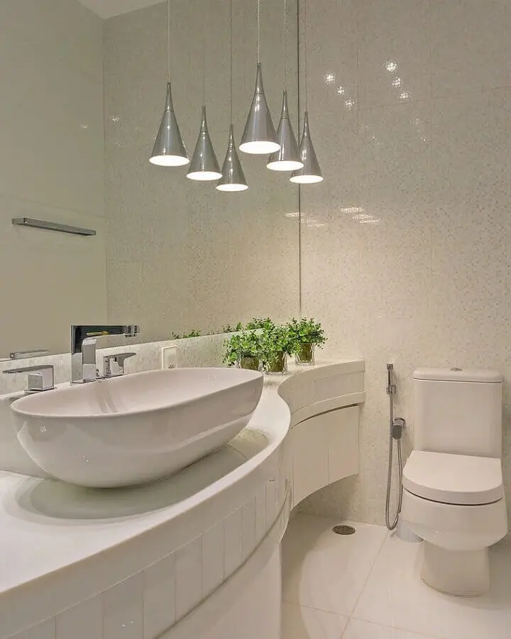 decoração clean com luminária para banheiro branco planejado Foto Iara Kílaris Decoradora