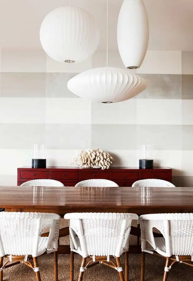 decoração clean com papel de parede delicado para sala de jantar com móveis de madeira Foto Pinterest
