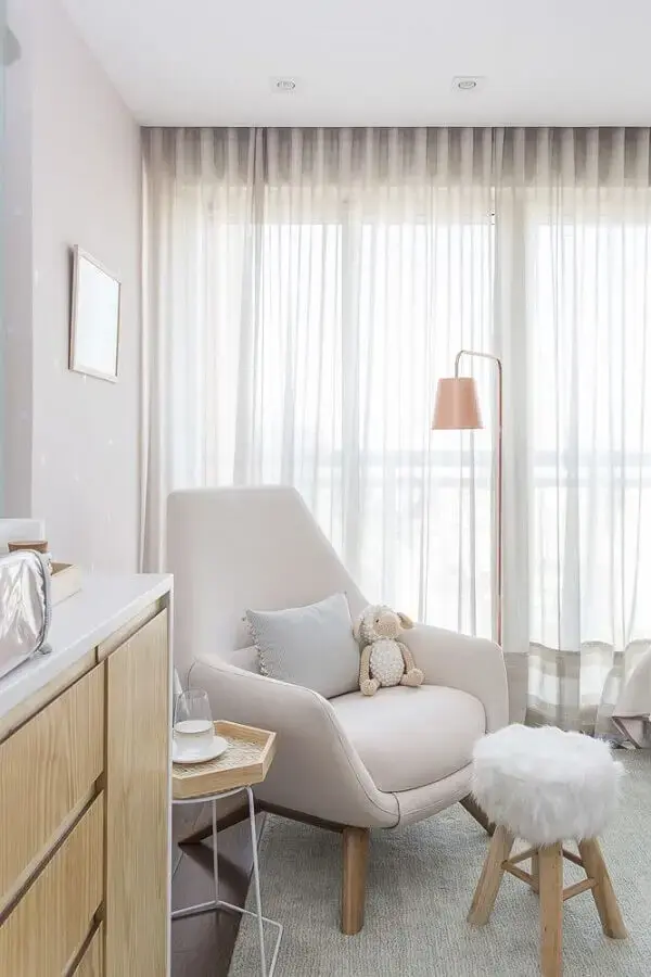decoração clean com poltrona moderna para quarto de bebê branco Foto Karen Pisacane