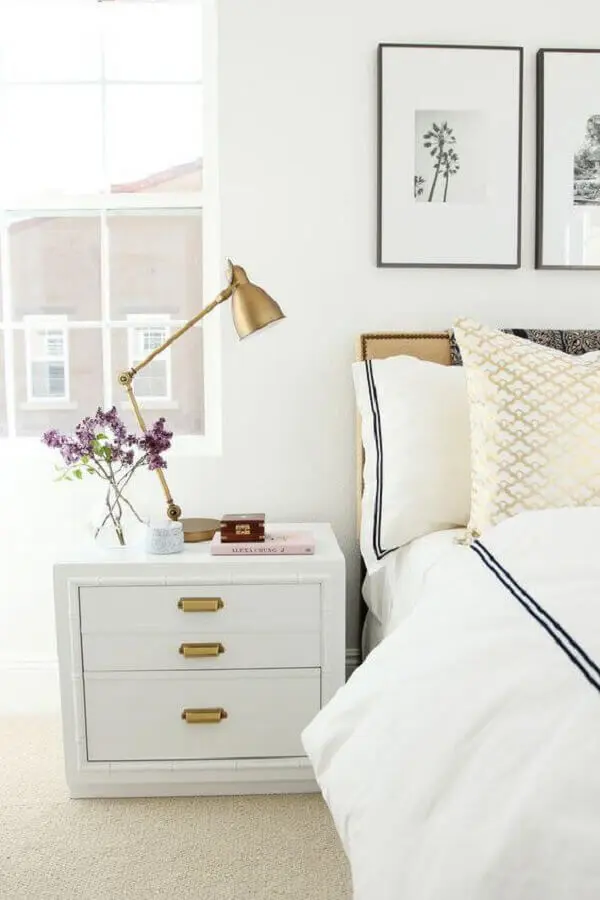 decoração clean para quarto branco com abajur de cabeceira moderno Foto Simple Home. Simple Life