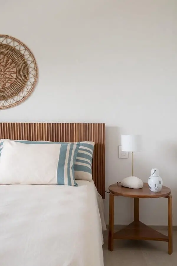 decoração clean para quarto branco com móveis de madeira e abajur de cabeceira pequeno Foto Casa de Valentina