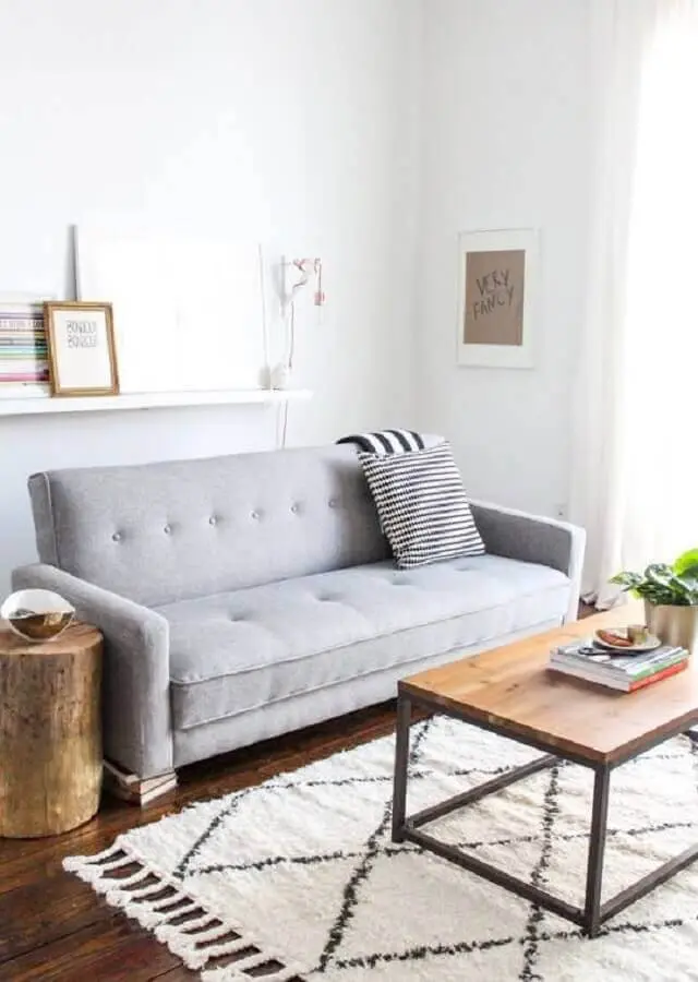 decoração clean para sala com sofá pequeno cinza Foto Archzine