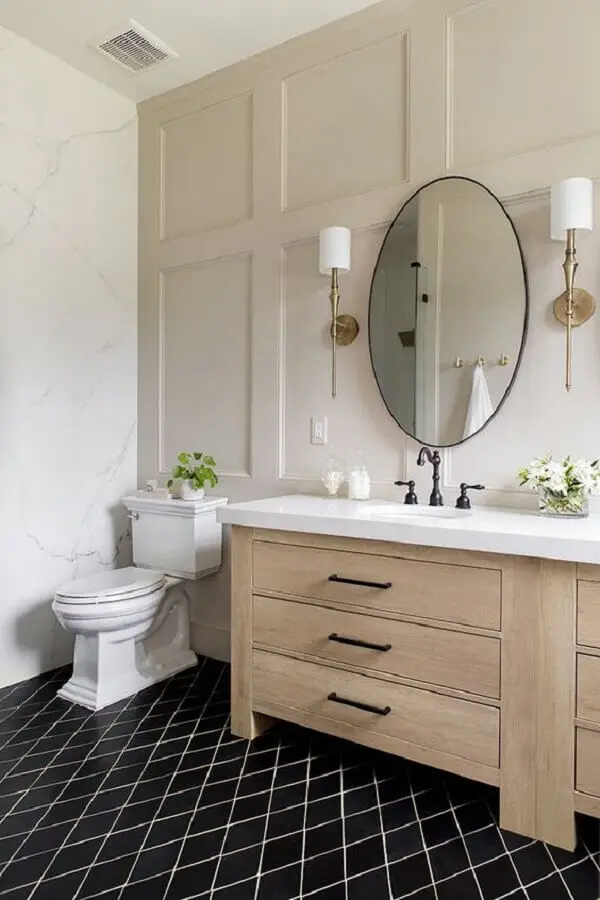 decoração clássica com luminária de parede para banheiro com gabinete de madeira Foto Jenna Sue Design Co.