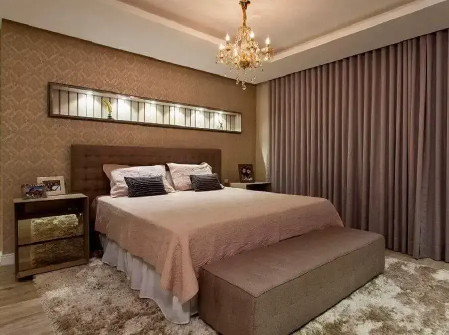 decoração clássica para quarto de casal com tapete bege mesclado e papel de parede com arabescos Foto Revista Artesanato