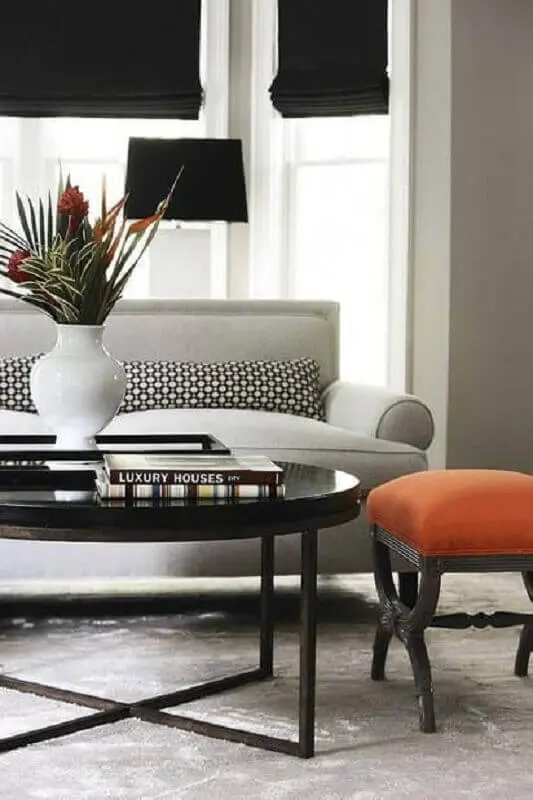 decoração clássica para sala de estar com mesa de centro preta redonda Foto Pinterest
