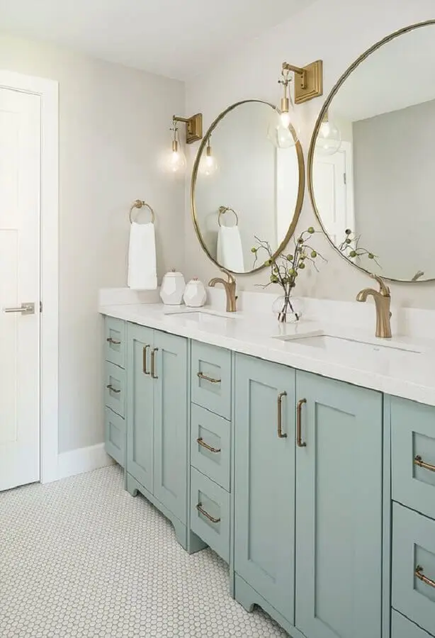 decoração com arandela de parede para banheiro com espelhos redondos e gabinete azul Foto Pinterest