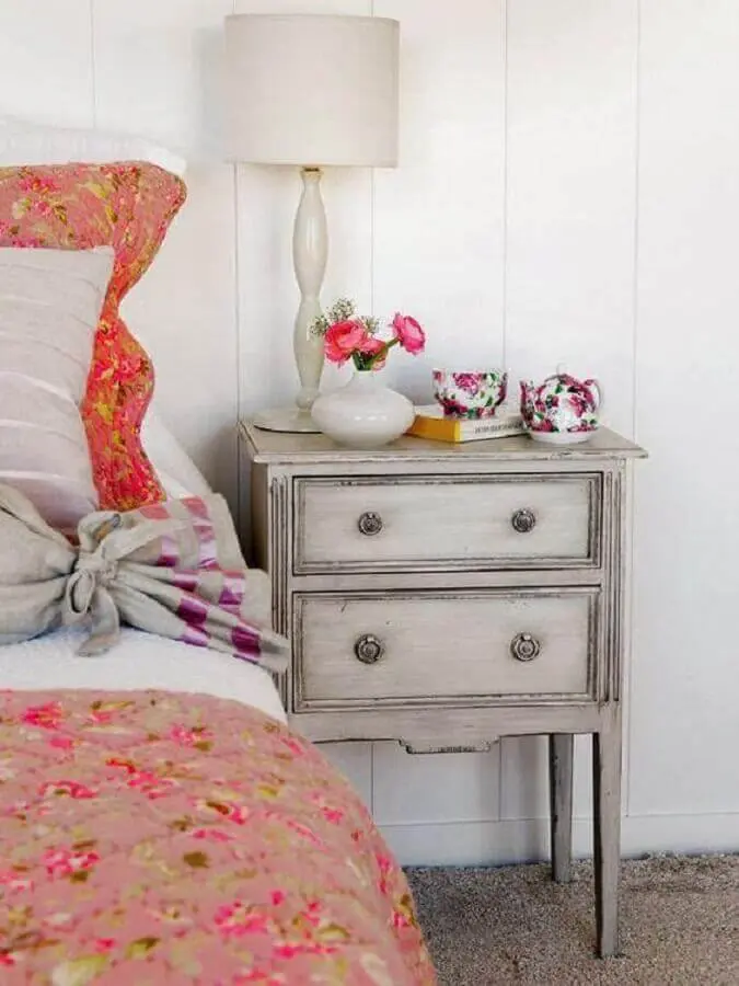 decoração com estilo vintage para quarto com abajur de cabeceira Foto Mi Casa Revista